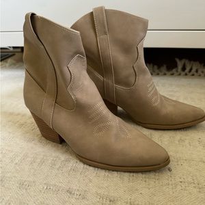 VGUC women’s cowboy booties